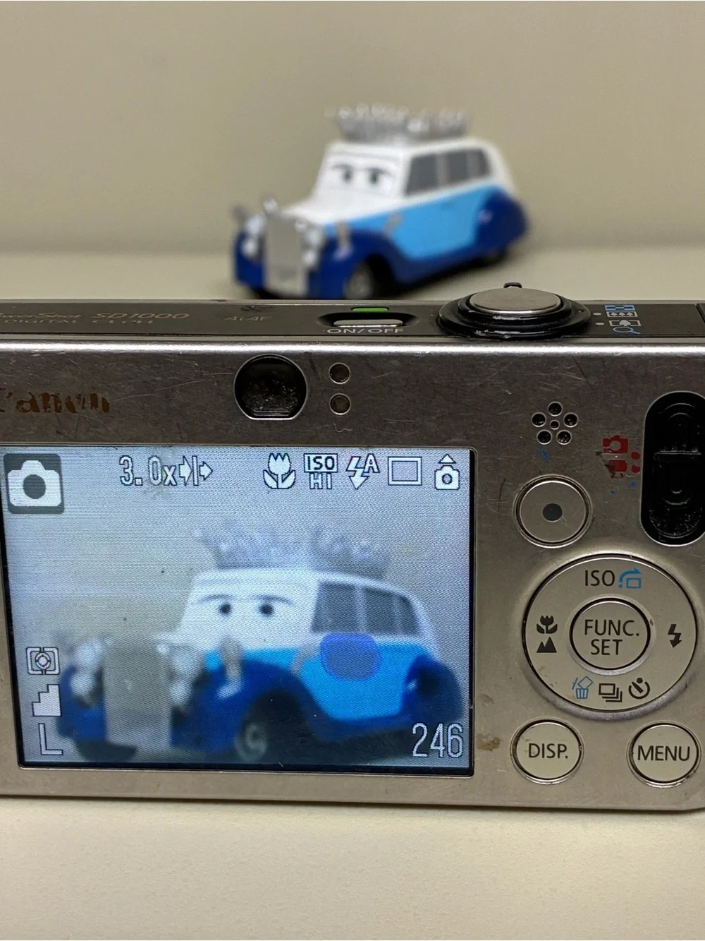 Canon PowerShot SD1000 Digital Elph 7.1MP Digital Camera Read Item Description
